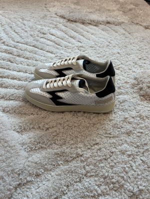 MG580 off black suede