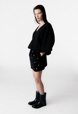 LOUISE V black