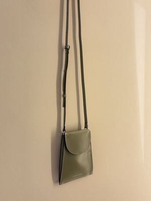 BILLIE PHONE POUCH kiwi patent